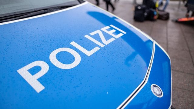 Ein Fahrzeug der Polizei (Symbolbild): Ein Rentner ist mit seinem Wagen in eine Friedhofshalle gerast. Ein Fahrzeug der Polizei (Symbolbild): Ein Rentner ist mit seinem Wagen in eine Friedhofshalle gerast.