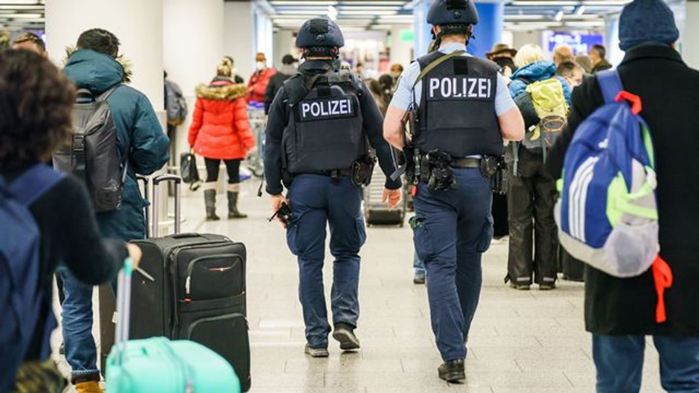 Polizisten patrouillieren durch das Terminal 1 im Flughafen Frankfurt.