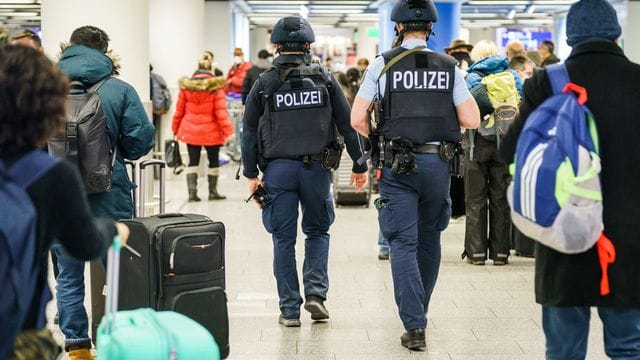Polizisten patrouillieren durch das Terminal 1 im Flughafen Frankfurt. Polizisten patrouillieren durch das Terminal 1 im Flughafen Frankfurt.