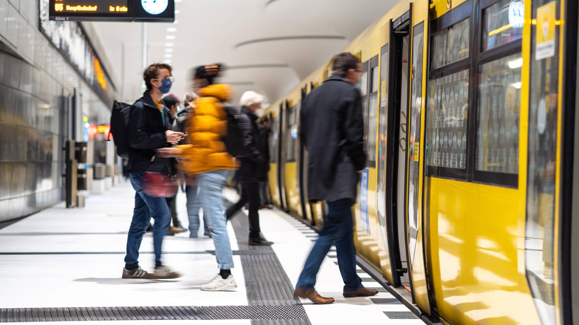 Bahn fahren mit Maske: Sachsens Ministerpräsident Kretschmer zeigte sich für die Idee, die Auslastung im ÖPNV zu reduzieren, offen. (Symbolbild)