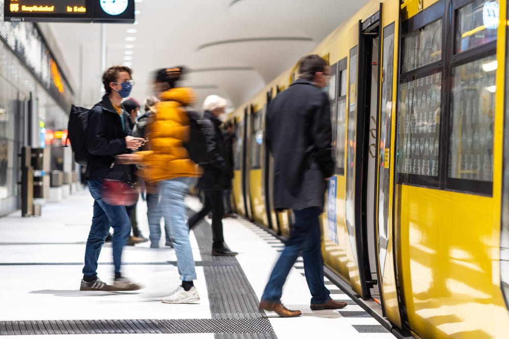 Bahn fahren mit Maske: Sachsens Ministerpräsident Kretschmer zeigte sich für die Idee, die Auslastung im ÖPNV zu reduzieren, offen. (Symbolbild)