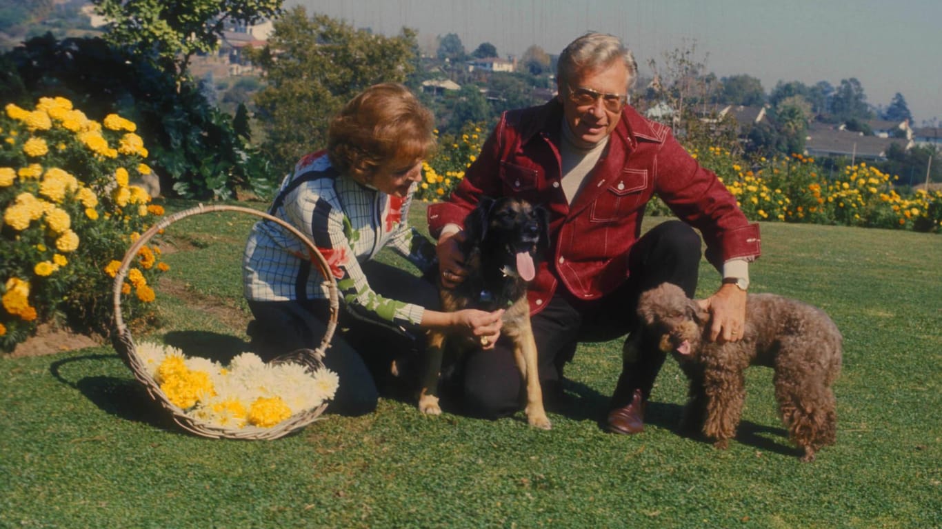 Betty White und Ehemann Allen Ludden in den Siebzigern: Das Paar posiert mit zwei Hunden.