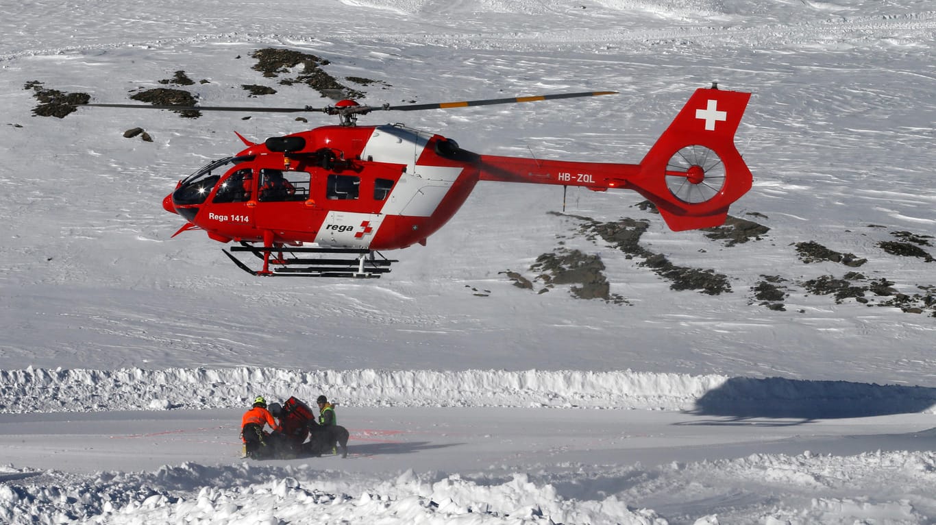 Ein Schweizer Rettungsteam bei einer Übung (Archivbild): Bei Lawinenunglücken starben drei Menschen.