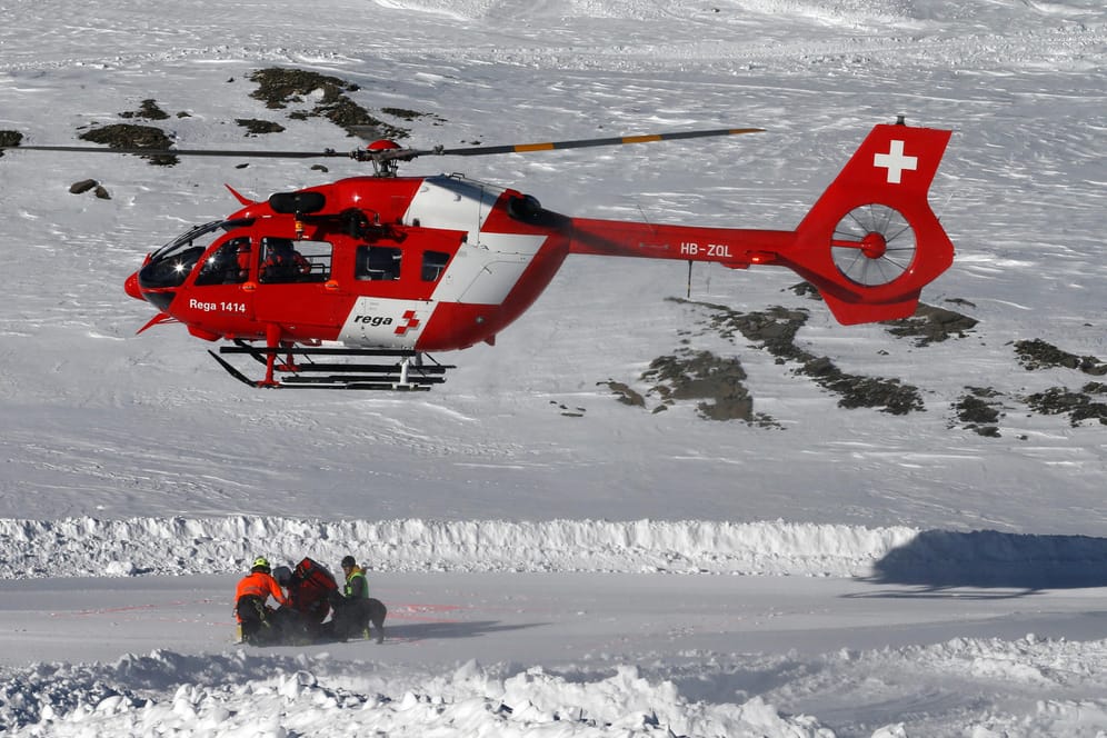 Ein Schweizer Rettungsteam bei einer Übung (Archivbild): Bei Lawinenunglücken starben drei Menschen.