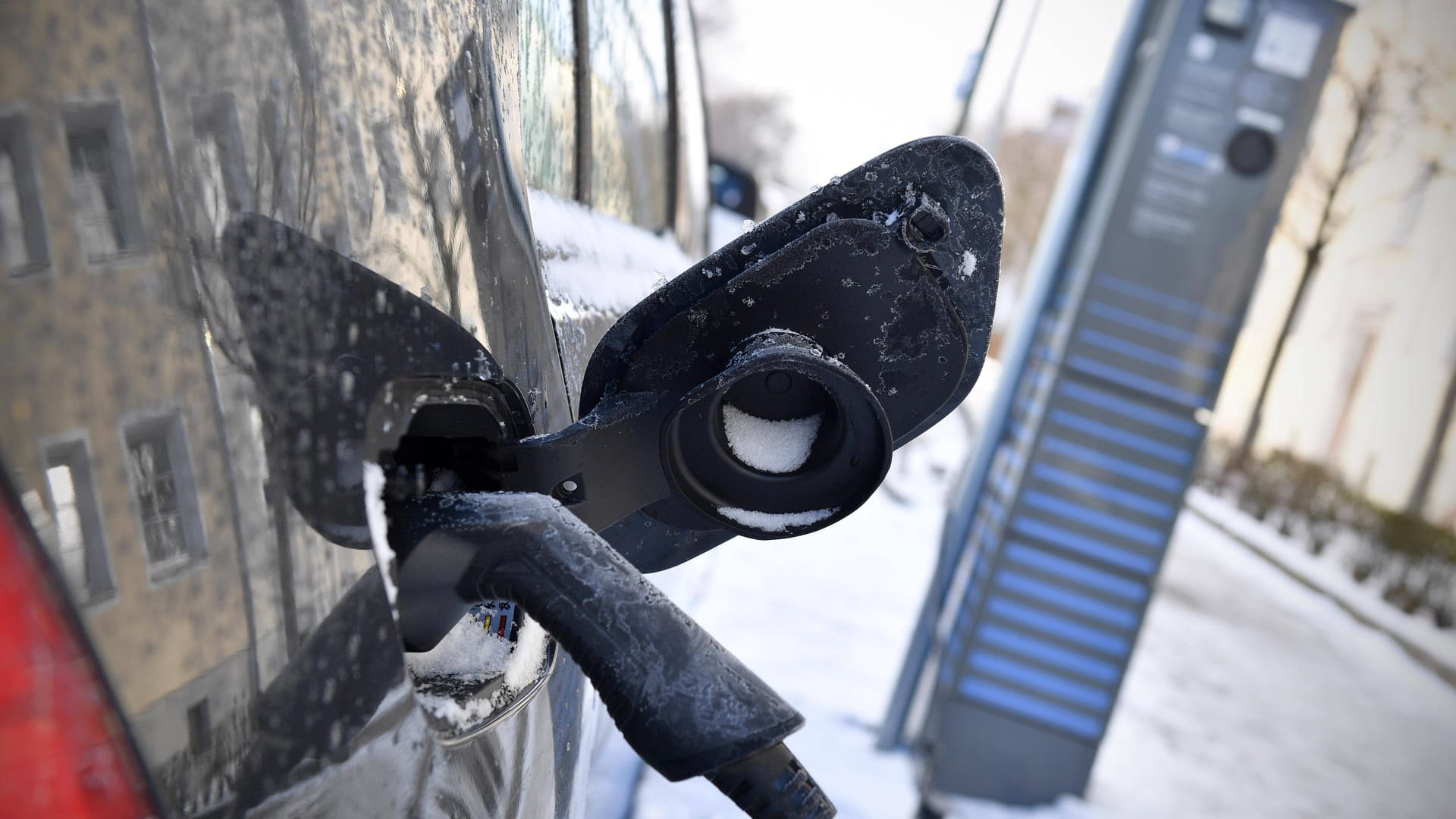 Elektroauto aufladen: Wenn zu viel Strom nachgefragt wird, könnten diese Ladesäulen abgestellt werden.