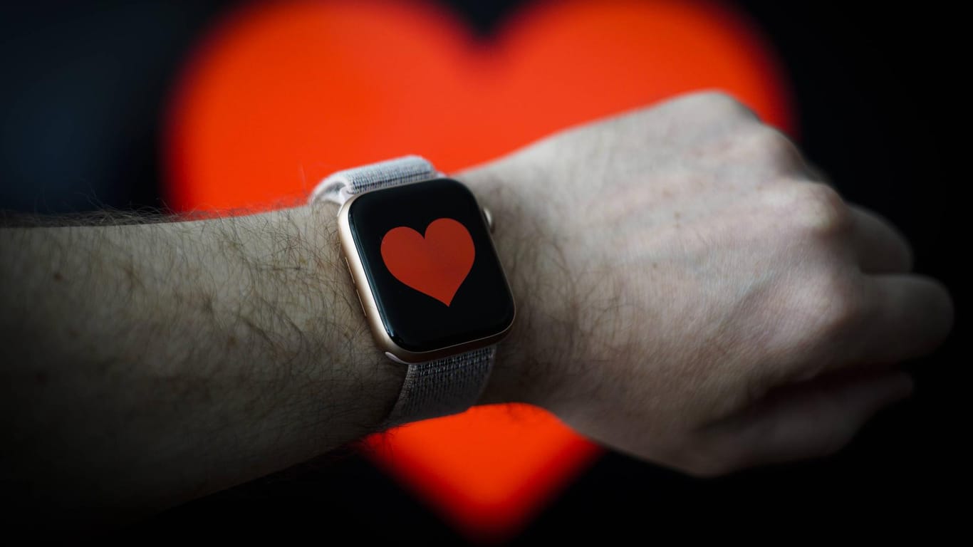 Ein Mann trägt eine Apple Watch (Symbolbild): Die smarte Armbanduhr könnte im Kampf gegen Covid-19 helfen.