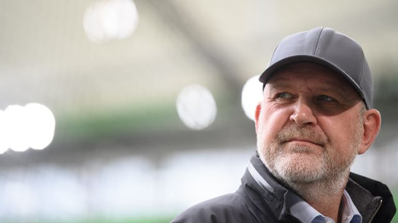 Jörg Schmadtke, Geschäftsführer Sport beim VfL Wolfsburg, steht vor einem Spiel in der Volkswagen-Arena.