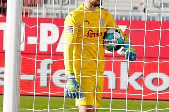 Kiels Torwart Ioannis Gelios reagiert enttäuscht nach dem Treffer zum 0:2.