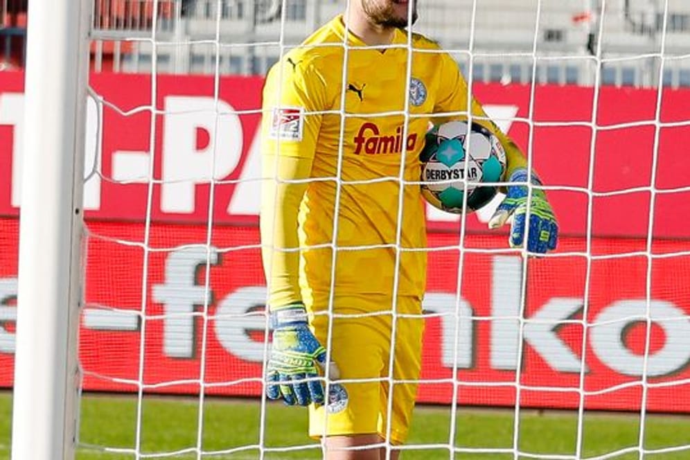 Kiels Torwart Ioannis Gelios reagiert enttäuscht nach dem Treffer zum 0:2.