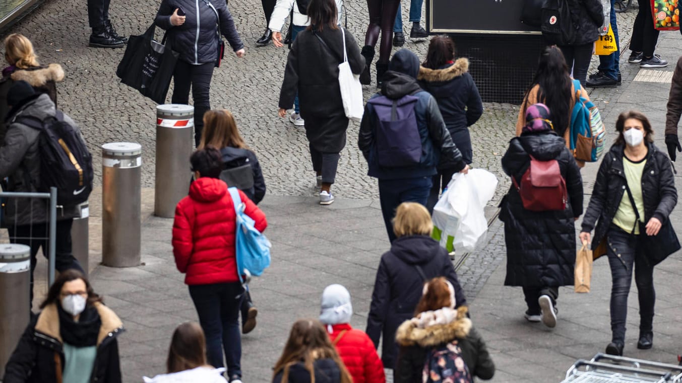 Menschen sind in der Stadt unterwegs (Archivbild): Die Bevölkerung der Hauptstadt soll in der Verwaltung besser repräsentiert werden.