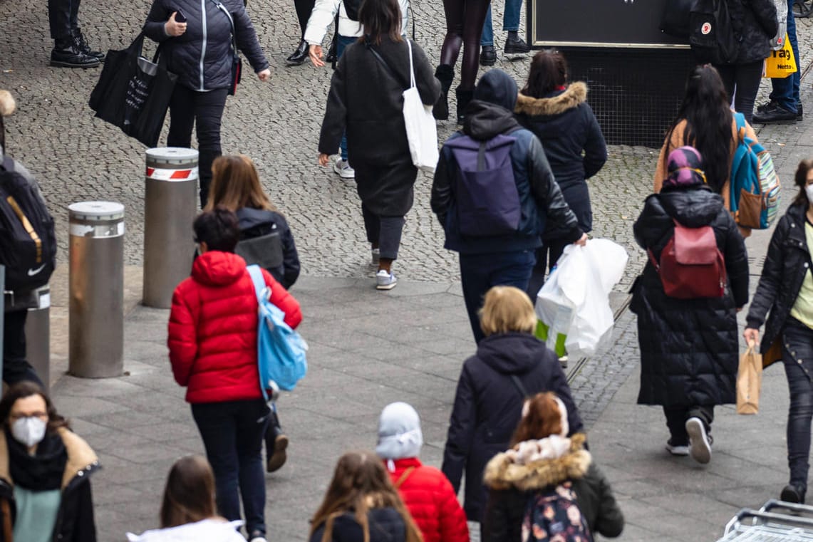 Menschen sind in der Stadt unterwegs (Archivbild): Die Bevölkerung der Hauptstadt soll in der Verwaltung besser repräsentiert werden. Menschen sind in der Stadt unterwegs (Archivbild): Die Bevölkerung der Hauptstadt soll in der Verwaltung besser repräsentiert werden.