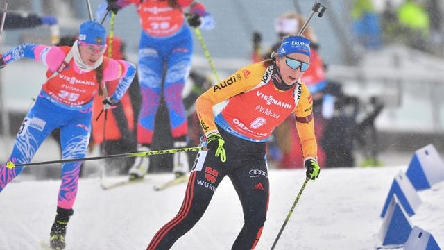 Beim Massenstart über 12,5 Kilometer läuft Franzika Preuß (r) auf Rang zwei. Beim Massenstart über 12,5 Kilometer läuft Franzika Preuß (r) auf Rang zwei.
