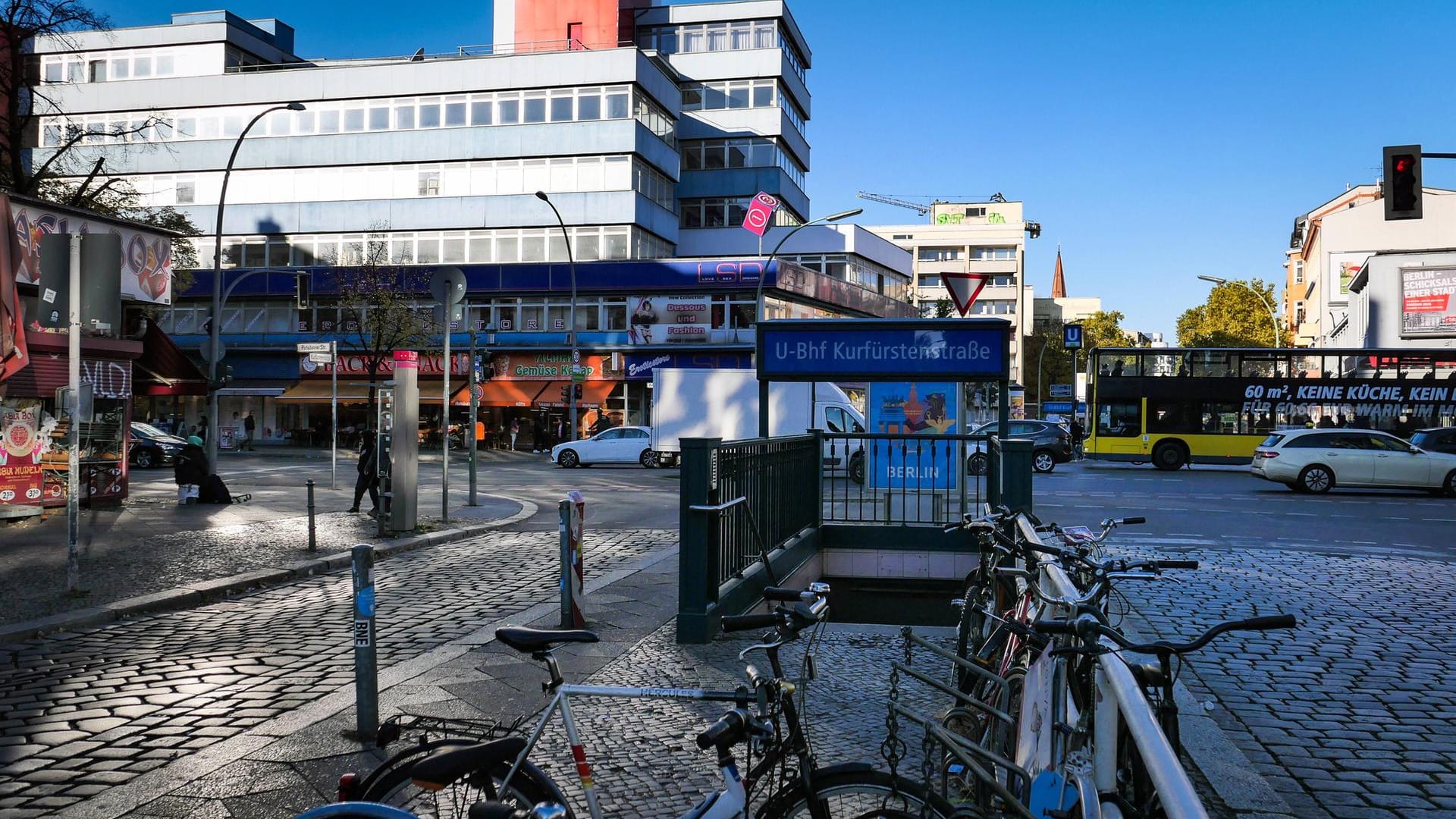 Blick auf den U-Bahnhof Kurfürstenstraße in Berlin: Hier hat ein 16-Jähriger die Kontrolle über seinen Wagen verloren und ist gegen einen Ampelmast gekracht. Blick auf den U-Bahnhof Kurfürstenstraße in Berlin: Hier hat ein 16-Jähriger die Kontrolle über seinen Wagen verloren und ist gegen einen Ampelmast gekracht.