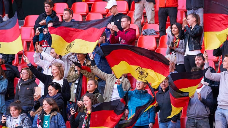 Deutsche Fans bei der Frauen-WM 2019 in Frankreich: Ob die Europameisterschaft 2021 stattfindet, ist noch nicht sicher.