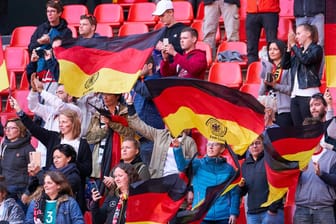 Deutsche Fans bei der Frauen-WM 2019 in Frankreich: Ob die Europameisterschaft 2021 stattfindet, ist noch nicht sicher.