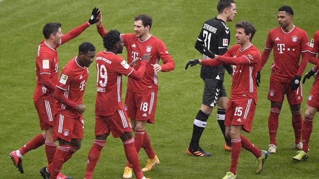 Bayerns Robert Lewandowski (l) jubelt über das Tor zum 1:0 mit seinen Teamkollegen. Bayerns Robert Lewandowski (l) jubelt über das Tor zum 1:0 mit seinen Teamkollegen.