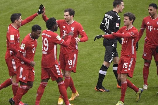 Bayerns Robert Lewandowski (l) jubelt über das Tor zum 1:0 mit seinen Teamkollegen.
