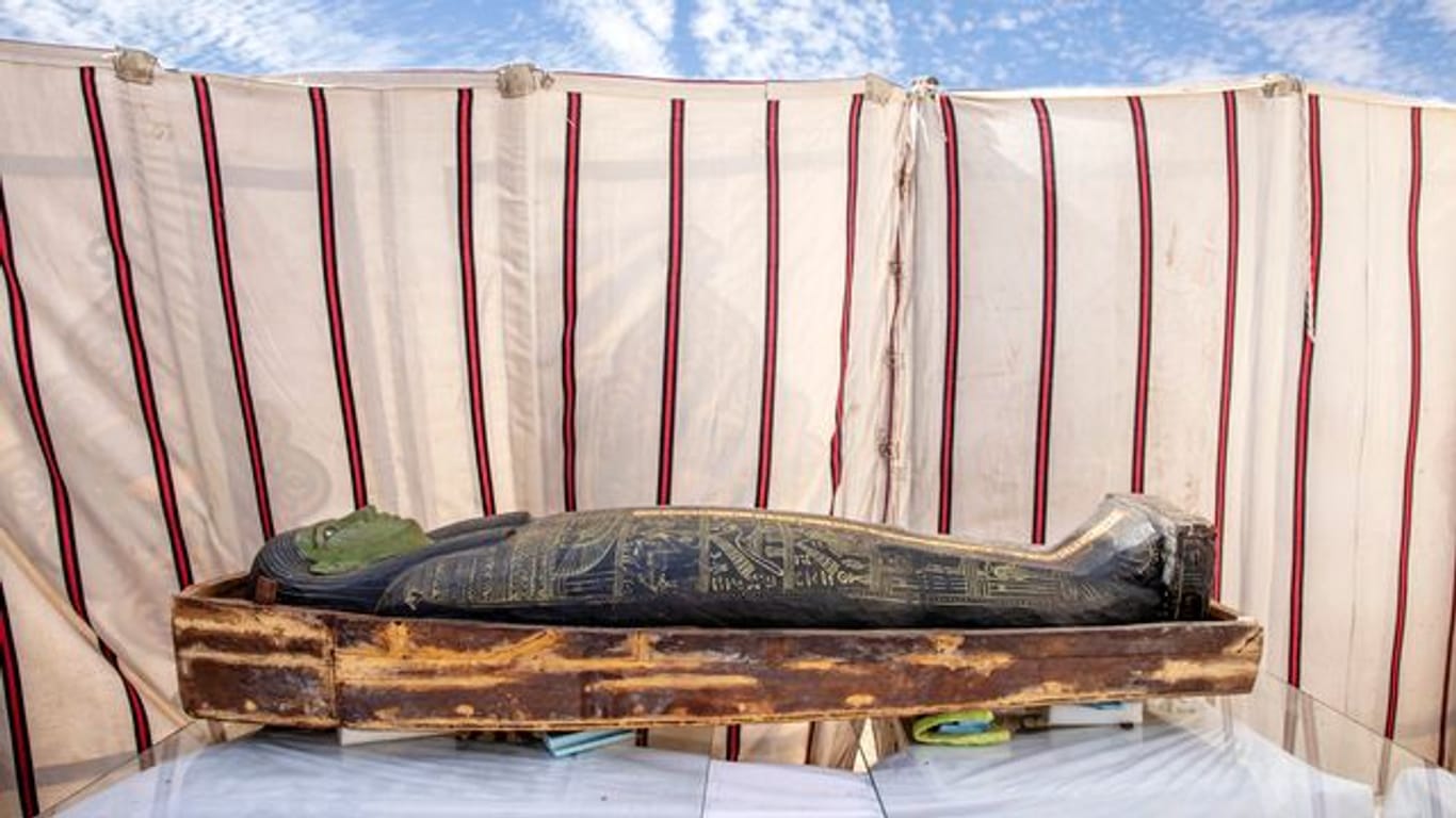 In der Totenstadt Sakkara bei Kairo haben Archäologen einen Totentempel, 50 weitere Sarkophage und verschiedene Artefakte aus altägyptischer Zeit entdeckt.