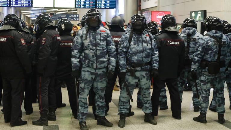 Russland, Moskau: Polizisten stehen am Terminal des Flughafens Moskau-Wnukowo. Dort sollte Nawalny ursprünglich landen, deshalb kam es zu Tumulten.