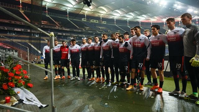 Frankfurts Spieler gedenken vor dem Spiel einem verstorbenen Eintracht-Fan. Frankfurts Spieler gedenken vor dem Spiel einem verstorbenen Eintracht-Fan.