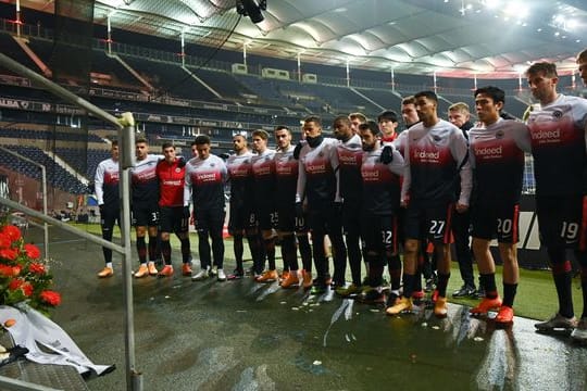 Frankfurts Spieler gedenken vor dem Spiel einem verstorbenen Eintracht-Fan.