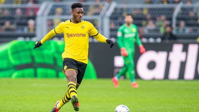 Dortmunds Dan-Axel Zagadou spielt einen Pass.
