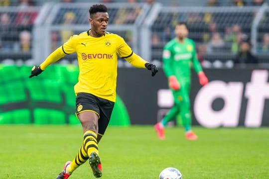 Dortmunds Dan-Axel Zagadou spielt einen Pass.