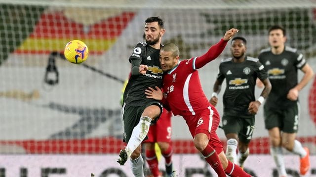 Manchesters Bruno Fernandes (l) kämpft mit Liverpools Thiago (2. Manchesters Bruno Fernandes (l) kämpft mit Liverpools Thiago (2.