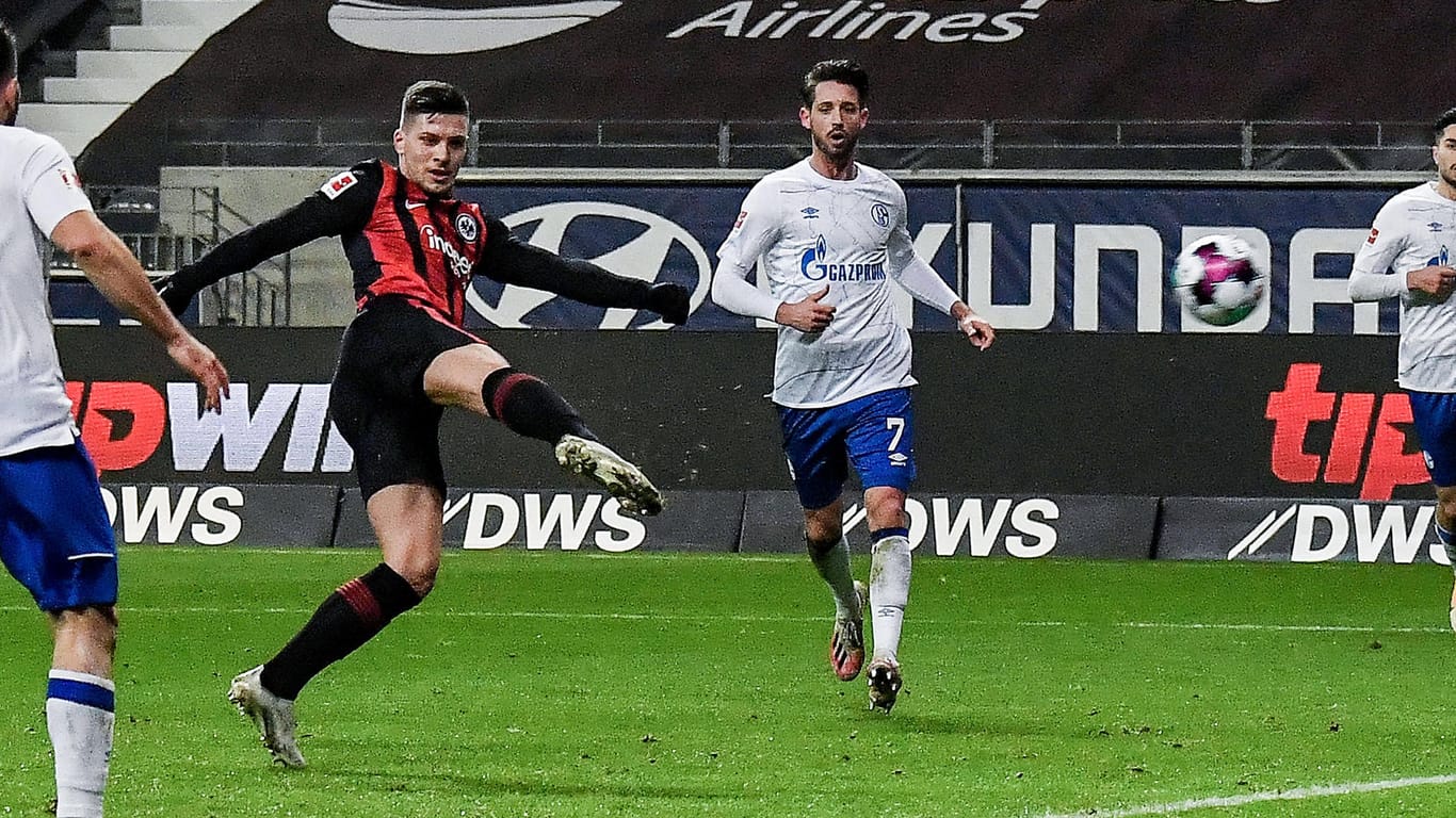 Abschluss: Frankfurts Jovic trifft gegen Schalke 04.