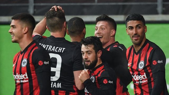 Frankfurts André Silva (l-r), David Abraham, Djibril Sow, Amin Younes, Torschütze Luka Jovic und Aymen Barkok jubeln nach dem Tor zum 2:1.