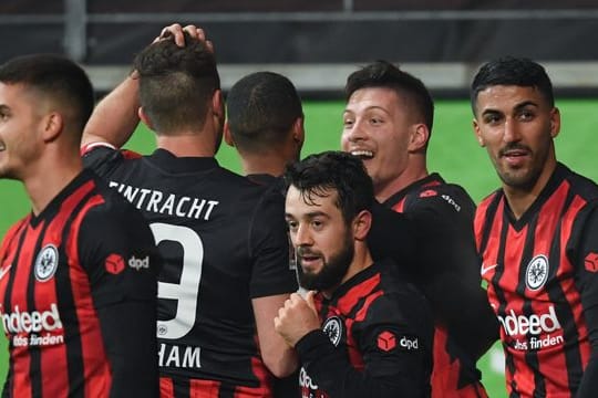 Frankfurts André Silva (l-r), David Abraham, Djibril Sow, Amin Younes, Torschütze Luka Jovic und Aymen Barkok jubeln nach dem Tor zum 2:1.