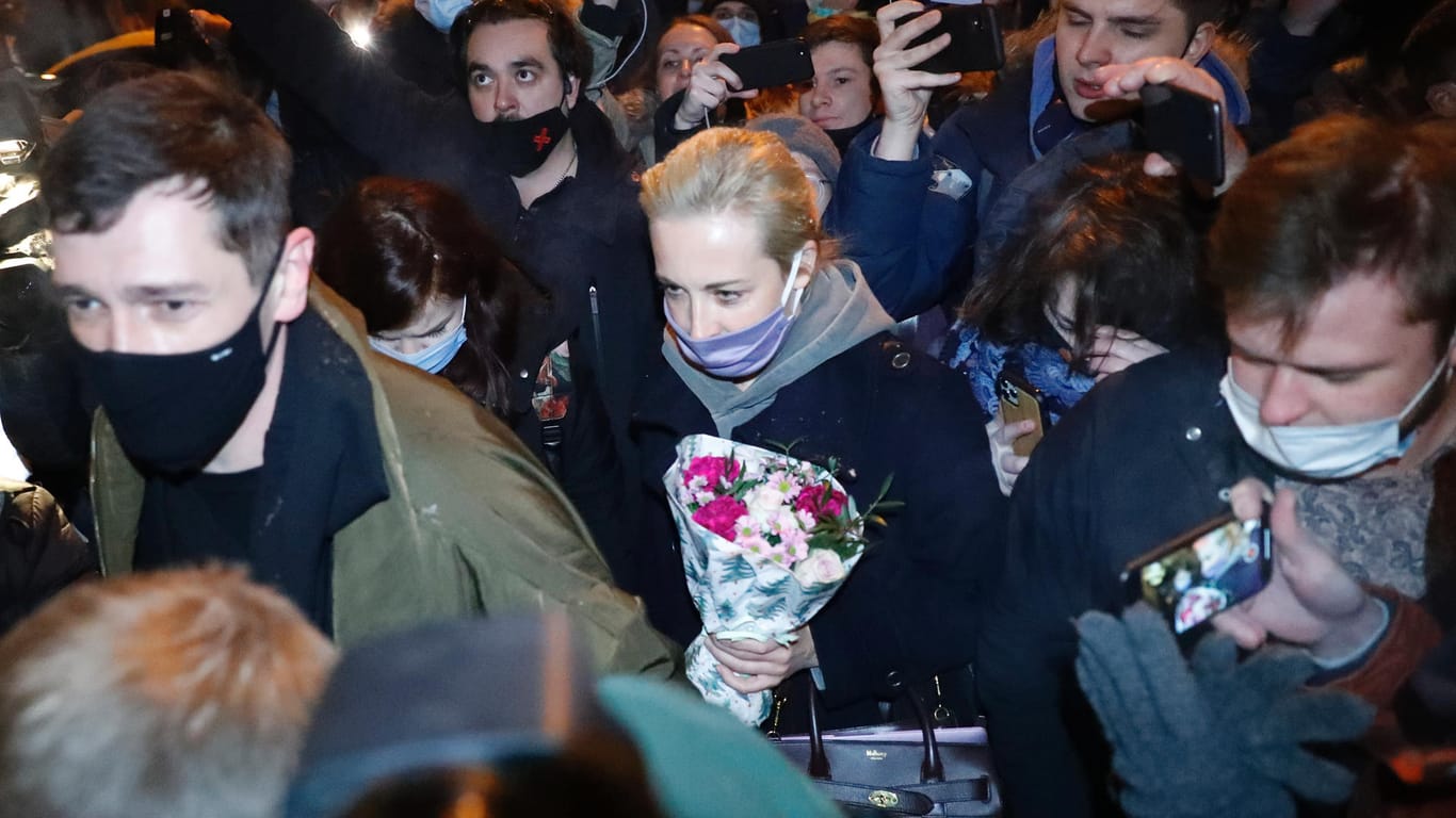 Erst einmal ohne ihren Mann: Julia Nawalny, die Ehefrau des russischen Oppositionsführers Alexej Nawalny, verlässt den Flughafen in Moskau.