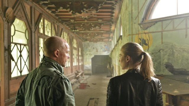 Die Kommissare Hannah Zeiler (Nora Waldstätten) und Micha Oberländer (Matthias Koeberlin) auf Spurensuche in einer alten Villa.
