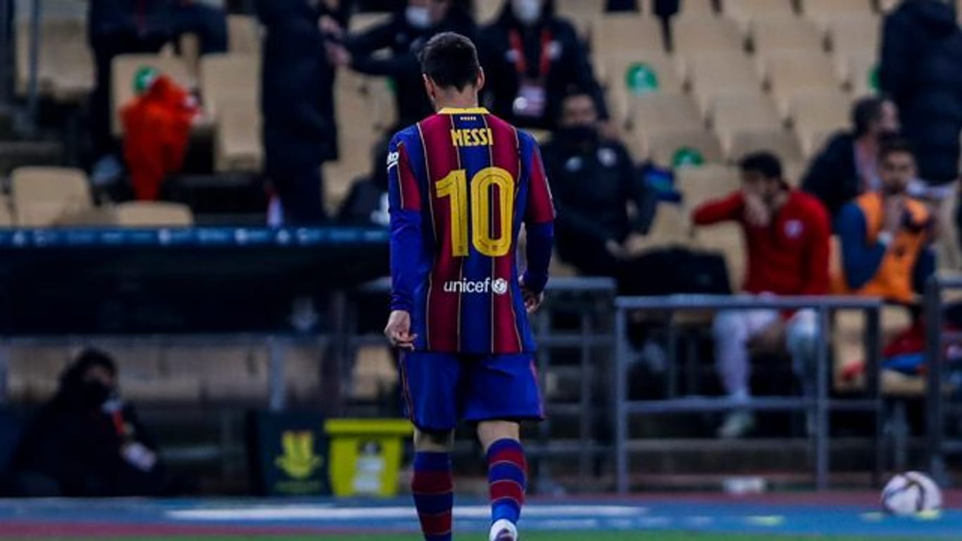 Nach seiner Roten Karte geht Superstar Lionel Messi vom FC Barcelona vom Spielfeld.