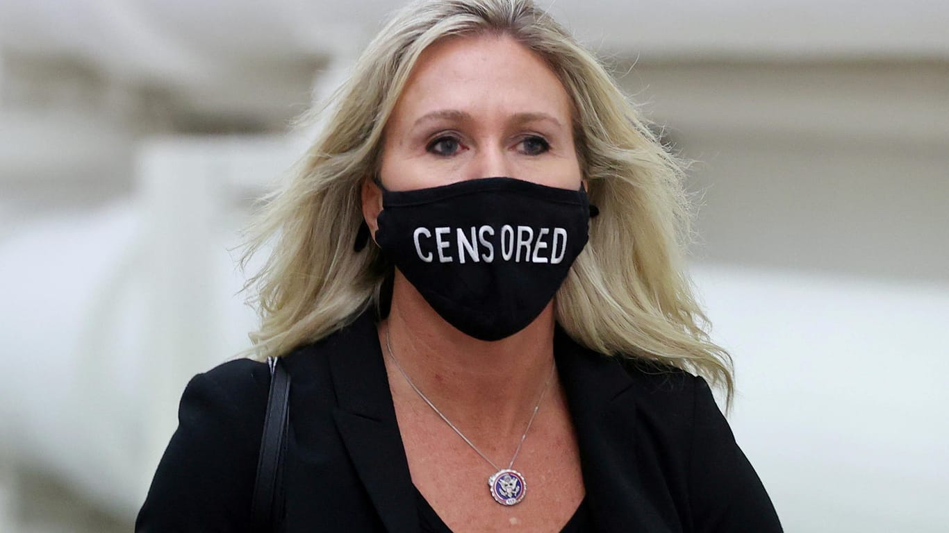 Die US-Kongressabgeordnete Marjorie Taylor Greene trägt eine Maske mit der Aufschrift "Censored" (Archivbild) . Der Kurznachrichtendienst Twitter hat ihr Konto jetzt vorübergehend gesperrt.