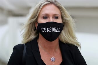 Die US-Kongressabgeordnete Marjorie Taylor Greene trägt eine Maske mit der Aufschrift "Censored" (Archivbild) . Der Kurznachrichtendienst Twitter hat ihr Konto jetzt vorübergehend gesperrt.