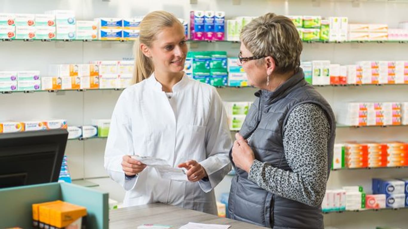 Mit viel Einfühlungsvermögen und Fachwissen erklären PTA den Patientinnen und Patienten die richtige Einnahme von Medikamenten.