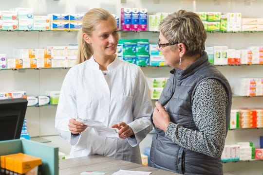 Mit viel Einfühlungsvermögen und Fachwissen erklären PTA den Patientinnen und Patienten die richtige Einnahme von Medikamenten.