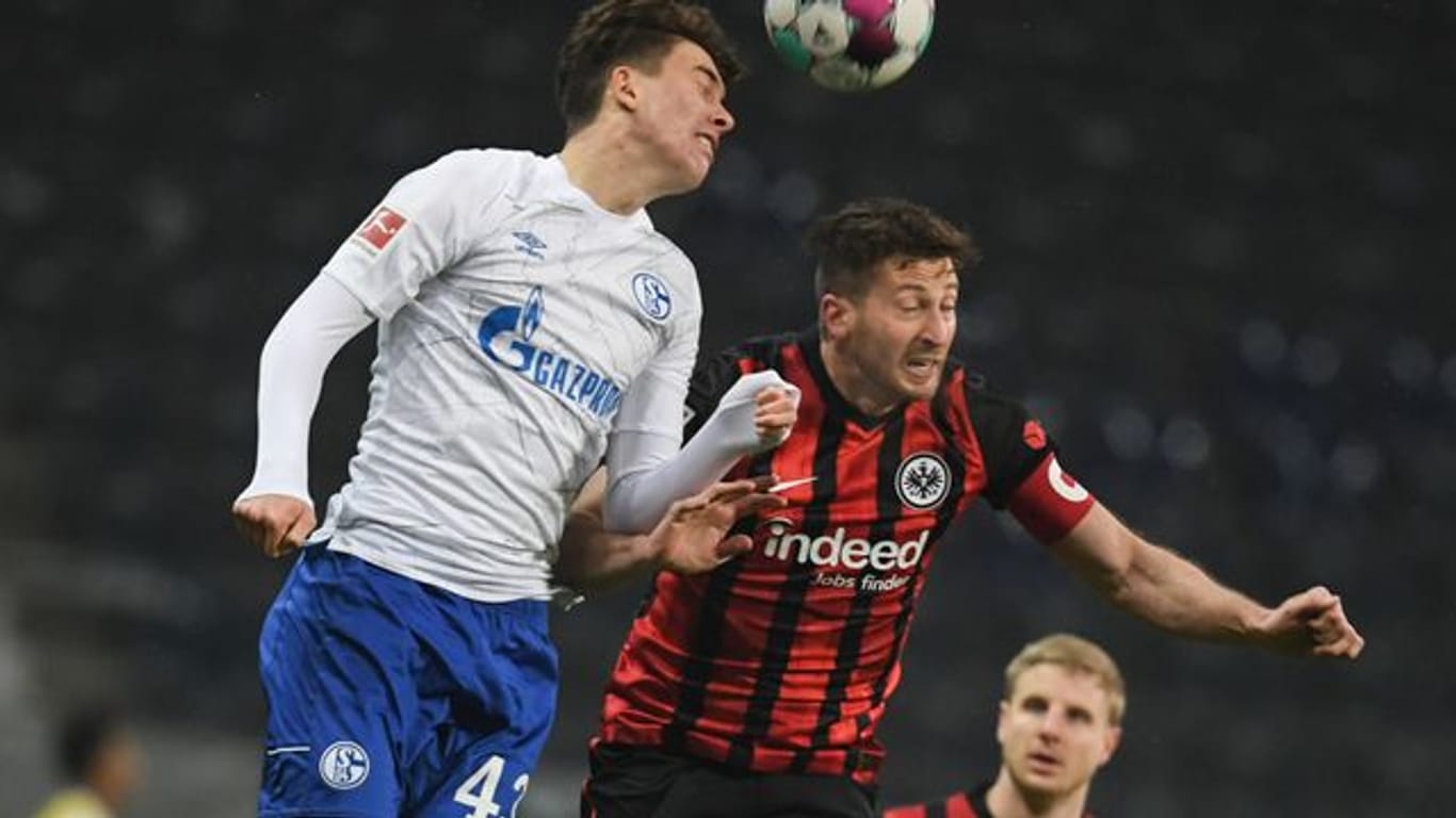 Konnte sich nur selten durchsetzen: Schalkes Matthew Hoppe (l) gegen Frankfurts Abwehrmann David Abraham.