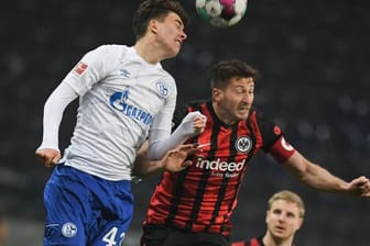 Konnte sich nur selten durchsetzen: Schalkes Matthew Hoppe (l) gegen Frankfurts Abwehrmann David Abraham.
