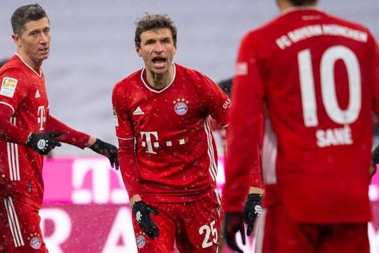 Robert Lewandowski, Thomas Müller und Leroy Sané (l-r) jubeln über das Bayern-Tor zur 2:1-Führung gegen den SC Freiburg.