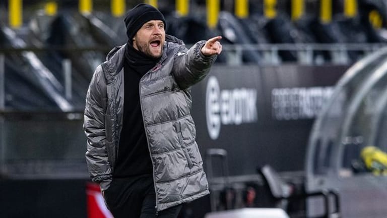 Der Mainzer Trainer Bo Svensson steht an der Seitenlinie und gibt Anweisungen an seine Spieler.