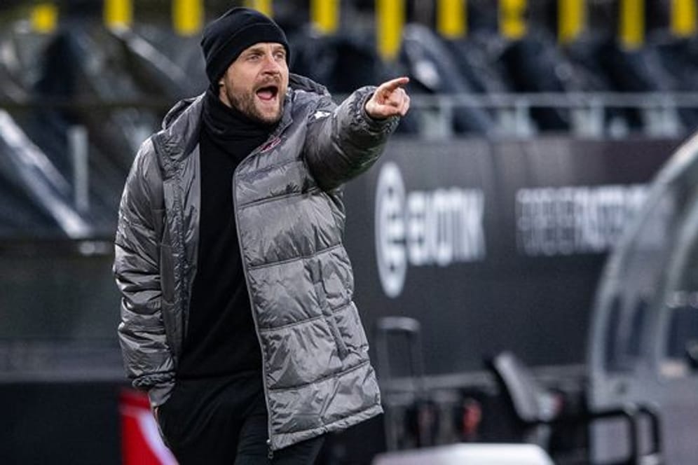 Der Mainzer Trainer Bo Svensson steht an der Seitenlinie und gibt Anweisungen an seine Spieler.