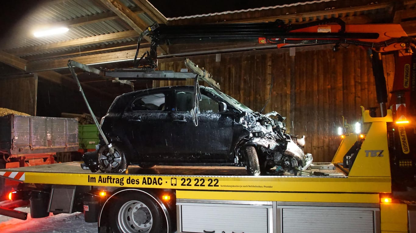 Ein beschädigtes Auto steht nach einem Unfall auf einem Abschleppwagen. In Esslingen kam eine Frau von der Fahrbahn ab und fuhr in einen Reiterhof - sie wurde leicht verletzt.