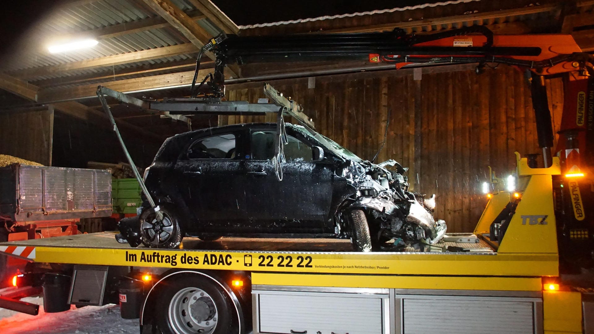 Ein beschädigtes Auto steht nach einem Unfall auf einem Abschleppwagen. In Esslingen kam eine Frau von der Fahrbahn ab und fuhr in einen Reiterhof - sie wurde leicht verletzt. Ein beschädigtes Auto steht nach einem Unfall auf einem Abschleppwagen. In Esslingen kam eine Frau von der Fahrbahn ab und fuhr in einen Reiterhof - sie wurde leicht verletzt.