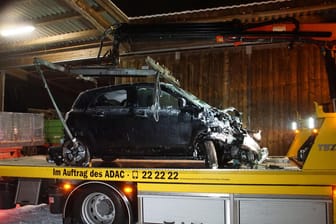 Ein beschädigtes Auto steht nach einem Unfall auf einem Abschleppwagen. In Esslingen kam eine Frau von der Fahrbahn ab und fuhr in einen Reiterhof - sie wurde leicht verletzt.