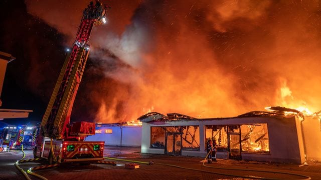 Feuerwehrleute versuchen ein Feuer in einem Discounter zu löschen: Der Supermarkt brannte am Sonntag aus.