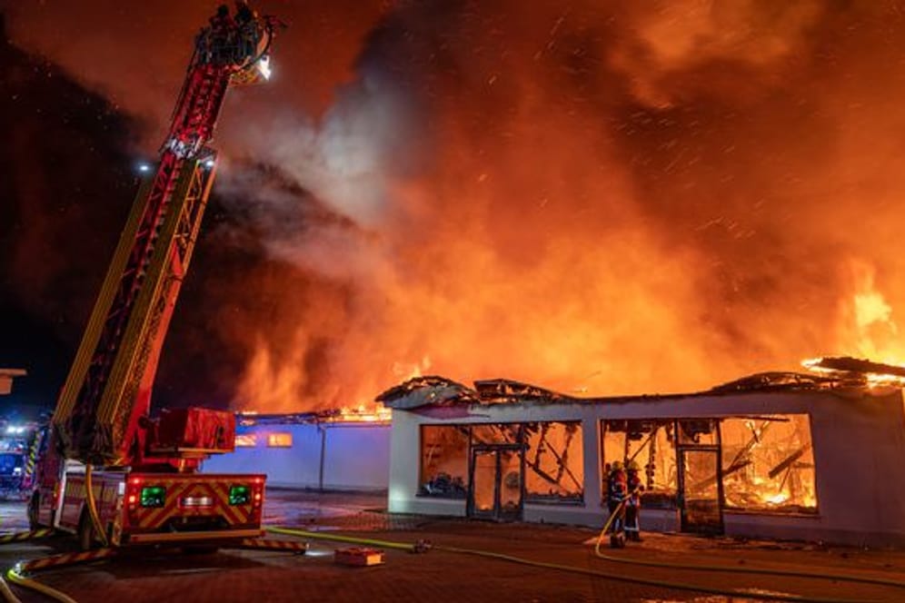 Feuerwehrleute versuchen ein Feuer in einem Discounter zu löschen: Der Supermarkt brannte am Sonntag aus.