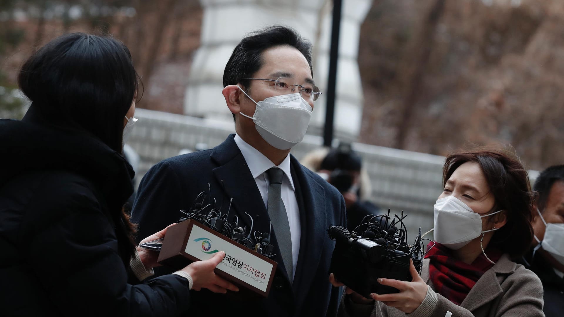 Lee Jae-yong erreicht das Gerichtsgebäude: Im Prozess wurde er wegen Bestechung und Veruntreuung verurteilt. Lee Jae-yong erreicht das Gerichtsgebäude: Im Prozess wurde er wegen Bestechung und Veruntreuung verurteilt.