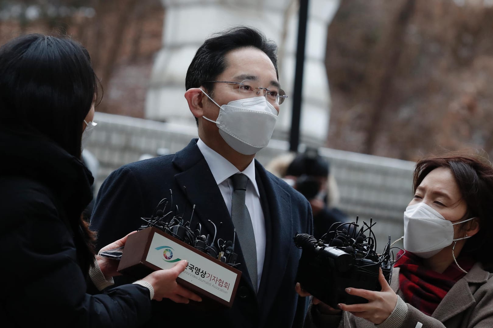 Lee Jae-yong erreicht das Gerichtsgebäude: Im Prozess wurde er wegen Bestechung und Veruntreuung verurteilt. Lee Jae-yong erreicht das Gerichtsgebäude: Im Prozess wurde er wegen Bestechung und Veruntreuung verurteilt.